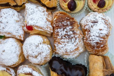 İtalyan tatlısı dolce pastası ve kremalı kekler ve Roma, İtalya 'daki zanaatkar fırında yapılan meyveler.