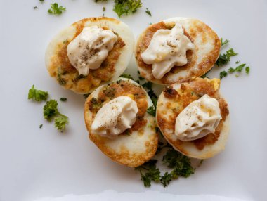 Fransız yüksek mutfağı aşçıbaşı yemeği, tavada tavuk yumurtası, özel dolgu ve sarı sos Fransız restoranında vejetaryen yemeği.