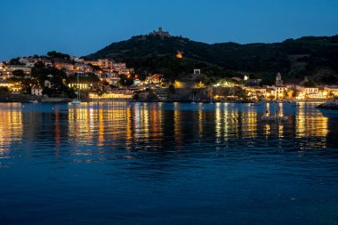 Deniz koyundaki gece manzarası, Collioure 'un eski kasabasının ışıkları ve renkli evleri, Cote Vermeille, Pyrenees-Orientales, Occitania, Fransa. Yaz tatili