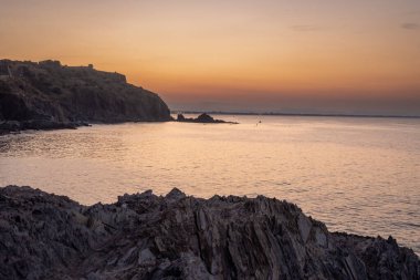 Deniz kıyısındaki gece manzarası, Collioure eski kasabası yakınlarındaki ışıklar, Cote Vermeille, Pyrenees-Orientales, Occitania, Fransa. Yaz tatili
