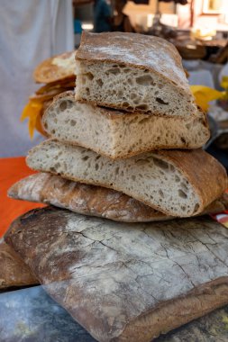 Provence 'deki Fransız esnaf fırını, çavdar ve buğday ekmeği ve baget, Fransa, gıda pazarında satılık Fransız ekmeği.