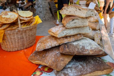 Provence 'deki Fransız esnaf fırını, çavdar ve buğday ekmeği ve baget, Fransa, gıda pazarında satılık Fransız ekmeği.