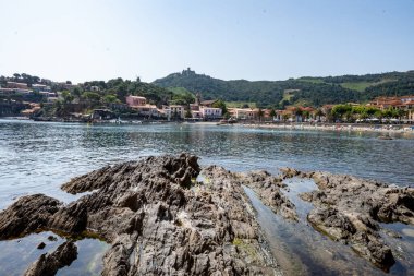 Sahilleri, rengarenk evleri, şatosu, Collioure kilisesi, Cote Vermeille, Pyrenees-Orientales, Occitania, Fransa. Yaz tatili.