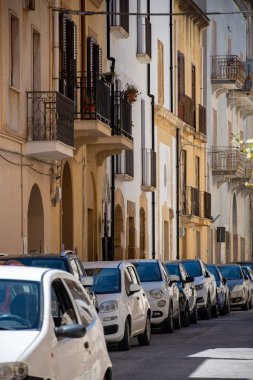 Marsala manzarası, Sicilya kıyısı şehri ünlü Marsala şarabı, eski dar sokaklar, evler ve palmiyeler, gölge ağaçlar, çeşmeler, İtalya 'da tatil yeri