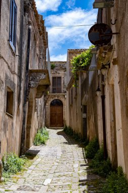 Erice, ortaçağ tepe kasabası kaldırımlı yollar, taş evler, antik kaleler, sisli manzaralar, bahçeler, sükunet, zamansız atmosfer, Sicilya tatil beldesi, Güney İtalya
