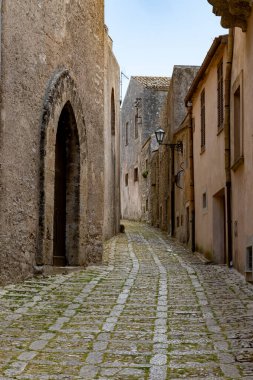 Erice, ortaçağ tepe kasabası kaldırımlı yollar, taş evler, antik kaleler, sisli manzaralar, bahçeler, sükunet, zamansız atmosfer, Sicilya tatil beldesi, Güney İtalya