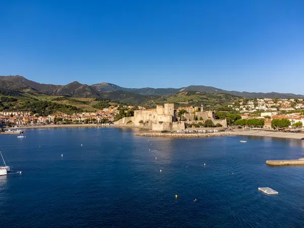Deniz manzarası, Collioure, Cote Vermeille, Pyrenees-Orientales, Occitania, Fransa sahilleri ve renkli evleri. Yaz tatili, mavi deniz suyu ve yeşil tepe manzarası.