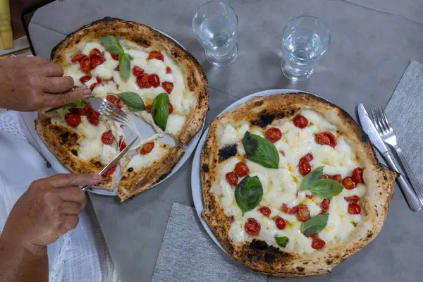 İtalyan pizzacıda fırın fırını, fırın, pizza ve pizza yemek. Kapatın.