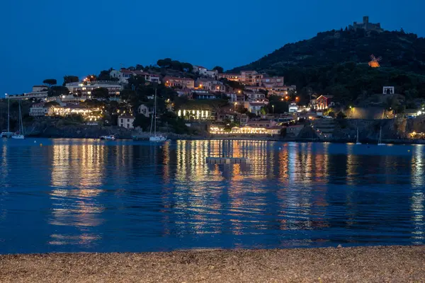 Deniz koyundaki gece manzarası, Collioure 'un eski kasabasının ışıkları ve renkli evleri, Cote Vermeille, Pyrenees-Orientales, Occitania, Fransa. Yaz tatili