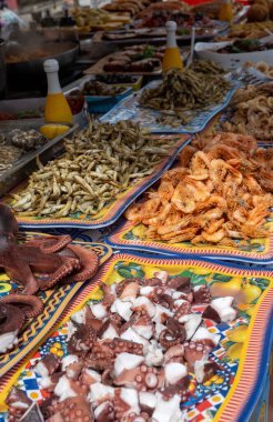 Palermo, Sicilya 'daki günlük yiyecek pazarında lezzetli taze pişmiş sokak yemekleri, seyahat yeri, yemek turizmi İtalya, çiğ, kavrulmuş, ızgara balık, deniz ürünleri, kalamar, deniz kestaneleri...