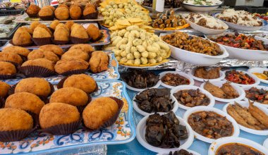 Arancini Sicilya usulü, risotto ile kızartılmış pirinç topları, mozzarella, ragu, bezelye, kızarmış ekmek kırıntılarıyla kaplı, İtalya, Sicilya, Palermo 'da kahverengi