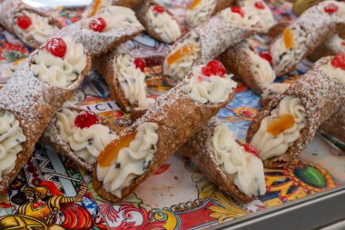 Ev yapımı tatlı cannolo sfoglie tatlı badem, şam fıstığı, limon, vanilya, çikolata kreması Palermo, Sicilya, İtalya 'da sokak yiyecekleri pazarında