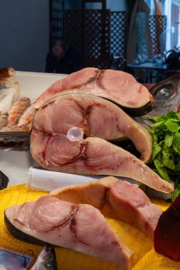 Taze okyanus çeşitleri günlük büyük ton balığı, spada, köpekbalıkları Palermo, Sicilya, İtalya 'da balık pazarında balık avlıyorlar.