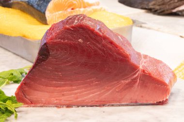 Taze okyanus çeşitleri günlük büyük ton balığı, spada, köpekbalıkları Palermo, Sicilya, İtalya 'da balık pazarında balık avlıyorlar, kırmızı ton balığı parçaları.