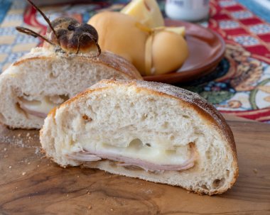 Domates, sebze, parmaham ve peynirle dolu burrata peynirli taze ekmek, Palermo, Sicilya, İtalya 'da sokak yemekleri, Mondello sahilinde öğle yemeği için servis ediliyor.