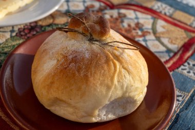 Domates, sebze, parmaham ve peynirle dolu burrata peynirli taze ekmek, Palermo, Sicilya, İtalya 'da sokak yemekleri, Mondello sahilinde öğle yemeği için servis ediliyor.