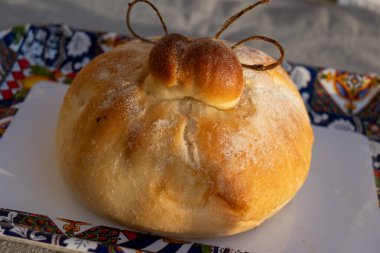 Domates, sebze, parmaham ve peynirle dolu burrata peynirli taze ekmek, Palermo, Sicilya, İtalya 'da sokak yemekleri, Mondello sahilinde öğle yemeği için servis ediliyor.