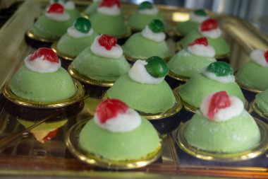 Sicilya tatlıları, tatlılar, ricotta kremalı kekler, meyveler, şam fıstığı, şekerci dükkanında sergileniyor, Palermo, İtalya