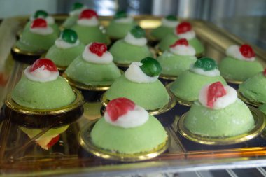 Sicilya tatlıları, tatlılar, ricotta kremalı kekler, meyveler, şam fıstığı, şekerci dükkanında sergileniyor, Palermo, İtalya