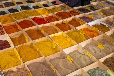 Toulouse 'da kutularda kurutulmuş Orta Doğu ve Hint baharatları var.
