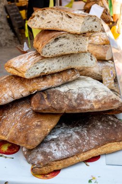 Provence 'deki Fransız esnaf fırını, çavdar ve buğday ekmeği ve baget, Fransa, gıda pazarında satılık Fransız ekmeği.