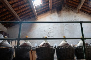 Dame Jeanne ya da Demijohn cam kavanozları. Doğal tatlı kırmızı cru şarabı. Banyuls, Katalan Pyrenees, Roussillon, Fransa 'daki eski sarmaşıklardan güçlendirilmiş tatlı şarabı.