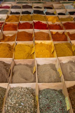 Toulouse 'da kutularda kurutulmuş Orta Doğu ve Hint baharatları var.