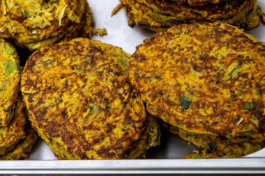 Toulouse, Fransa 'da haftalık gıda pazarında kızartılmış kabak ve soğanlı gözleme.