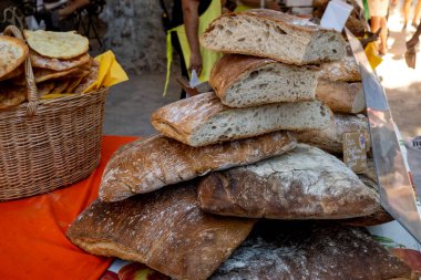Provence 'deki Fransız esnaf fırını, çavdar ve buğday ekmeği ve baget, Fransa, gıda pazarında satılık Fransız ekmeği.