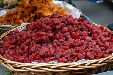 Fransa 'nın Toulouse kentindeki haftalık gıda pazarında kurutulmuş tropikal meyveler, sepetler, mango, böğürtlen ve narenciye.