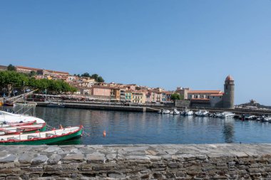 Renkli Collioure manzarası, dar sokaklar ve sarı, pembe, turuncu evler, yazlık tatil beldeleri tarihi buding ve plajlar, Pirenes-Orientales, Fransa yazın