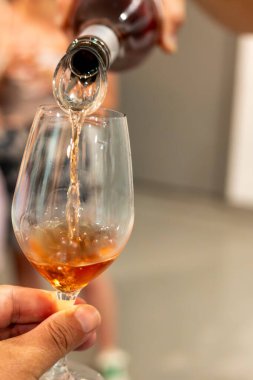 Collioure AOC tatma, Banyuls AOC beyaz, gül ve kırmızı şarap, doğal tatlı cru Banyuls güçlendirilmiş tatlı şarap Roussillon, Fransa 'daki Katalan Pireneleri' nin yamaçlarındaki eski sarmaşıklardan