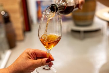 Banyuls AOC 'un tadı, Roussillon, Fransa' da cam kavanoz Dame Jeanne ya da Demijohn 'dan yapılan eski sarmaşıklardan elde edilen doğal tatlı cru Banyuls, güçlendirilmiş tatlı şarapları.
