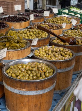 Fransız çiftçilerinde turşu ve marine edilmiş siyah ve yeşil zeytin, enginar, sebze, lezzetli tapas çeşitleri.