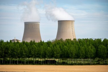 NPP 'nin soğutma kuleleri, nükleer santral termik santrali ısı kaynağının nükleer reaktör, Fransa, Avrupa, ucuz enerji kaynağı, Belleville-sur-Loire