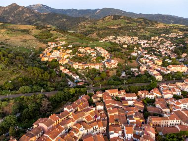 Renkli Collioure manzarası, dar sokaklar, yazlık tatil beldesi tarihi satın alma yerleri, plajlar, Pireneler-Orientales, Fransa yazın