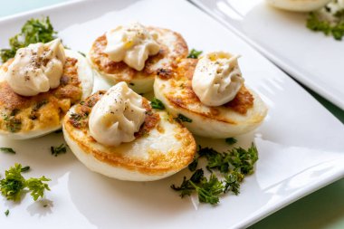 Fransız yüksek mutfağı aşçıbaşı yemeği, tavada tavuk yumurtası, özel dolgu ve sarı sos Fransız restoranında vejetaryen yemeği.