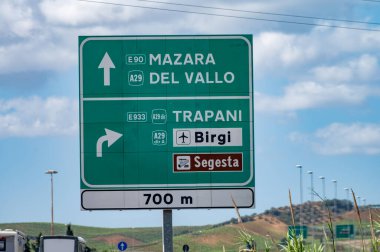 Sicilya, İtalya 'da yol ulaşımı, otobanlarla şehirlere yeşil işaretler, şehir yollarındaki mavi işaretler. Oklar, mesafeler, çıkışlar yol işaretleri yolcuların Sicilya 'da gezinmesine yardımcı oluyor