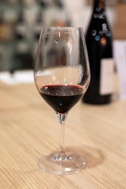 Collioure AOC tatma, Banyuls AOC beyaz, gül ve kırmızı şarap, doğal tatlı cru Banyuls güçlendirilmiş tatlı şarap Roussillon, Fransa 'daki Katalan Pireneleri' nin yamaçlarındaki eski sarmaşıklardan