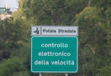 Sicilya, İtalya 'da yol ulaşımı, otobanlarla şehirlere yeşil işaretler, şehir yollarındaki mavi işaretler. Oklar, mesafeler, çıkışlar yol işaretleri yolcuların Sicilya 'da gezinmesine yardımcı oluyor