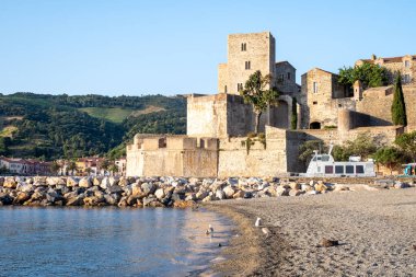 Renkli Collioure manzarası, dar sokaklar ve sarı, pembe, turuncu evler, yazlık tatil beldeleri tarihi buding ve plajlar, Pirenes-Orientales, Fransa yazın