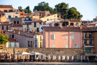 Renkli Collioure manzarası, dar sokaklar ve sarı, pembe, turuncu evler, yazlık tatil beldeleri tarihi buding ve plajlar, Pirenes-Orientales, Fransa yazın
