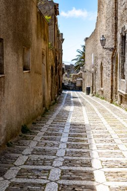 Erice, ortaçağ tepe kasabası kaldırımlı yollar, taş evler, antik kaleler, sisli manzaralar, bahçeler, sükunet, zamansız atmosfer, Sicilya tatil beldesi, Güney İtalya