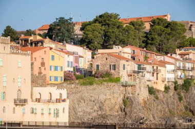 Renkli Collioure manzarası, dar sokaklar ve sarı, pembe, turuncu evler, yazlık tatil beldeleri tarihi buding ve plajlar, Pirenes-Orientales, Fransa yazın