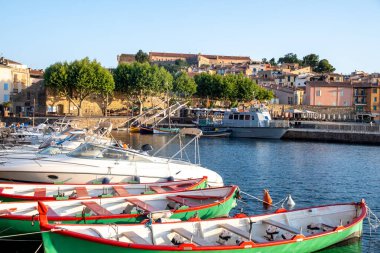Renkli Collioure manzarası, dar sokaklar ve sarı, pembe, turuncu evler, yazlık tatil beldeleri tarihi buding ve plajlar, Pirenes-Orientales, Fransa yazın