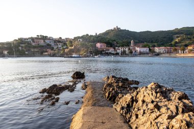 Renkli Collioure manzarası, dar sokaklar ve sarı, pembe, turuncu evler, yazlık tatil beldeleri tarihi buding ve plajlar, Pirenes-Orientales, Fransa yazın
