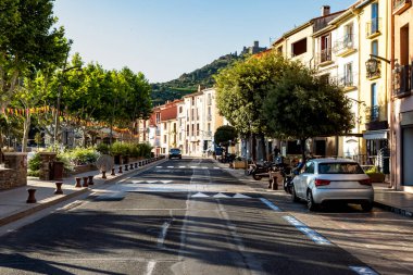 Renkli Collioure manzarası, dar sokaklar ve sarı, pembe, turuncu evler, yazlık tatil beldeleri tarihi buding ve plajlar, Pirenes-Orientales, Fransa yazın