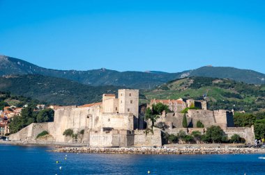 Renkli Collioure manzarası, dar sokaklar ve sarı, pembe, turuncu evler, yazlık tatil beldeleri tarihi buding ve plajlar, Pirenes-Orientales, Fransa yazın