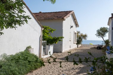 Le Racou hamleti Argeles-sur-Mer 'deki küçük yazlık evler, ya da Katalan' daki kuytu köşeler, Akdeniz kıyısındaki tipik yerler, kumlu yollar, Fransa 'nın Collioure kenti yakınlarındaki turistler.