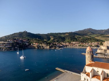 Renkli Collioure manzarası, dar sokaklar, yazlık tatil beldesi tarihi satın alma yerleri, plajlar, Pireneler-Orientales, Fransa yazın